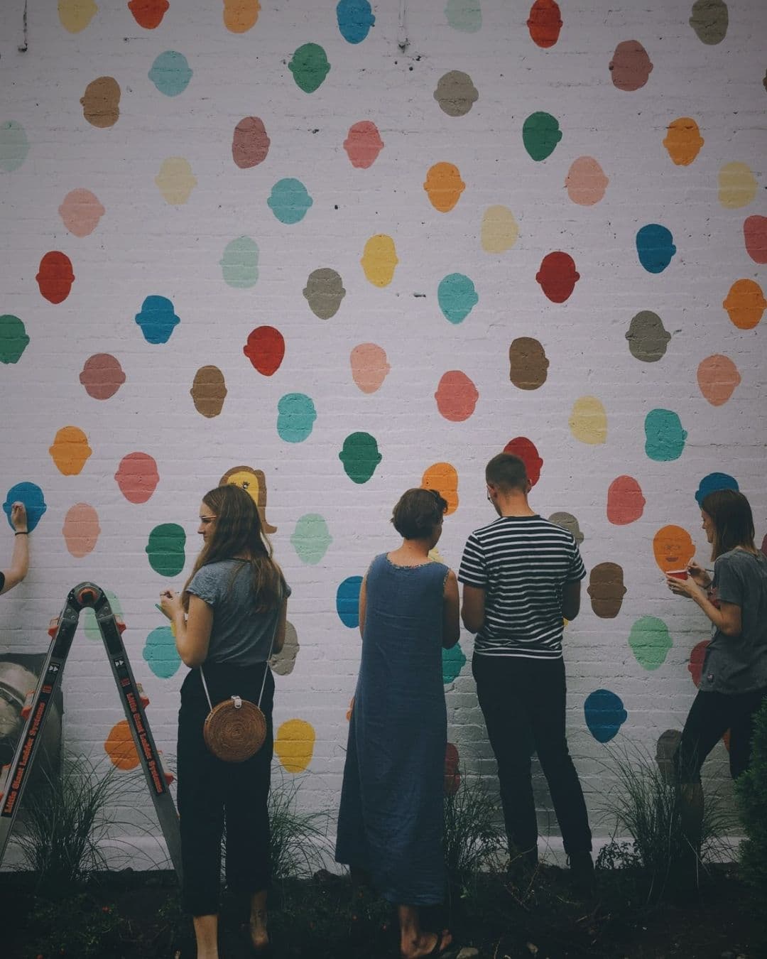 Il muro dei ritratti | La Festa dei Vicini